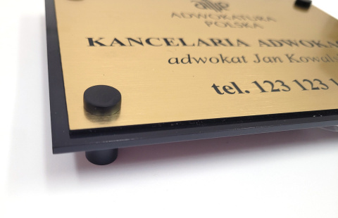 Szyld grawerowany, elegancki na plexi Szyld grawerowany, elegancki na plexi