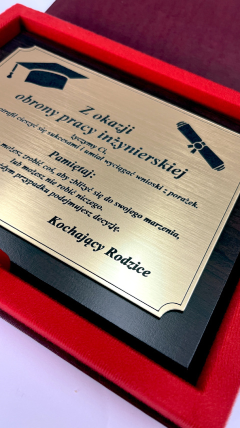Tabliczka grawerowana na podkładzie drewnianym w etui Tabliczka grawerowana na podkładzie drewnianym w etui