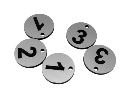 Numerek do szatni, breloczek do kluczy, mały grawerowany ! 4 x 4 cm Numerek do szatni, breloczek do kluczy, mały grawerowany ! 4 x 4 cm