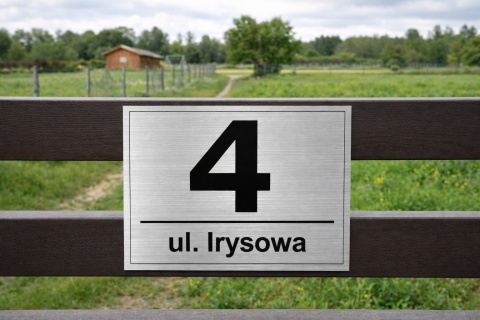 Tabliczka adresowa na działkę 20x15 cm numer domu ulica srebro szczotkowane grawer