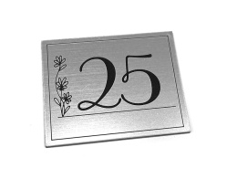 Numerek na szafkę, drzwi - grawerowany z kwiatowym motywem