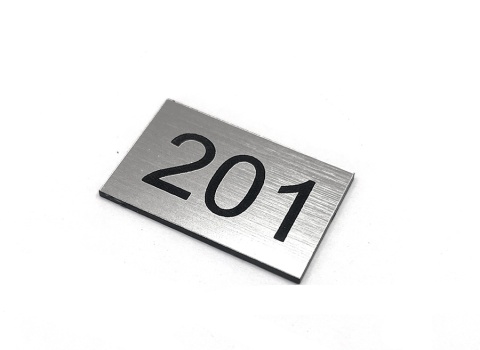 Numerek na szafkę lub drzwi 4 x 2,5 cm, srebro szczotkowane ! Grawer